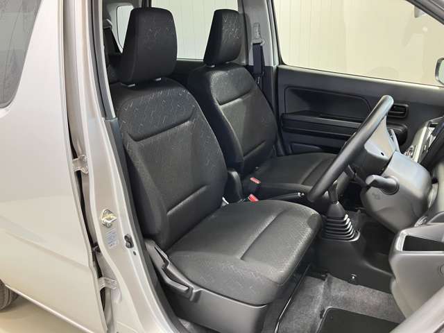 【運転席シートヒーター】スイッチを入れてから素早く温まり、ずっと心地良い温かさが続きます♪