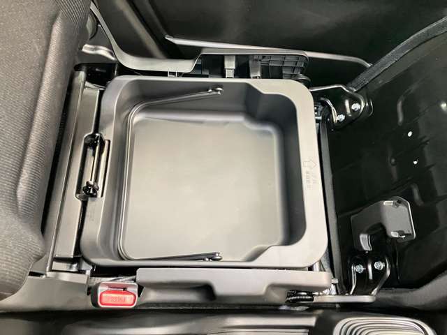 助手席アンダーボックスは運転用の替え靴や、車内に常備しておきたい子供用品、着替えた服などが収納できて便利です。女性に嬉しい収納スペースです