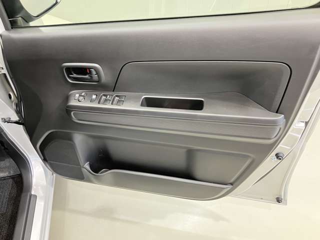 【運転席ドア】ボトルホルダーや収納ポケットが付いているので運転席周りもスッキリ保てます★