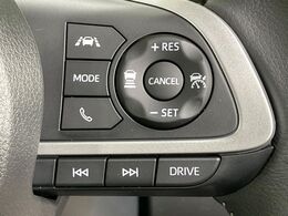 【レーダークルーズコントロール】高速道路での長距離走行が楽に！！自動で速度を保つクルーズコントロールが、衝突軽減システムと連携し、前方の車両を感知して車間を保つように速度調節してくれます！！