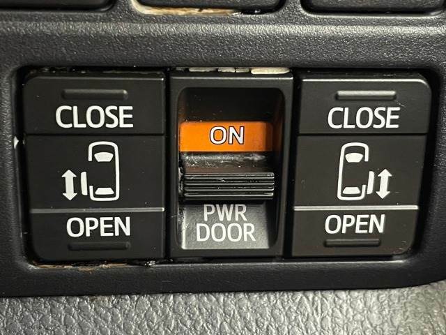 【両側電動スライドドア】運転席よりボタンひとつで開閉可能なスライドドアです。雨の日のお迎えの時など様々な場面で非常に便利ですよね♪
