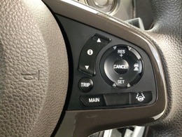 【アダプティブ・クルーズ・コントロール】予め設定した車速内でクルマが自動的に加減速。 前走車との適切な車間距離を維持しながら追従走行し、高速道路でのドライバーの疲労を軽減してくれる嬉しい機能付♪