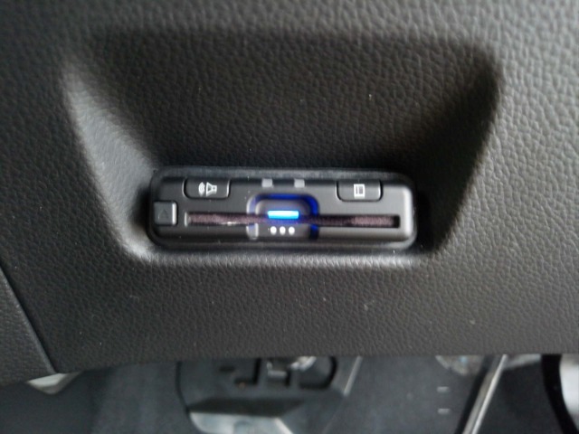 有料道路をキャッシュレスで通行できるETC車載器付きです。運転席足元に設置されています。ETCセットアップ費用は含まれておりません。別途必要となります。