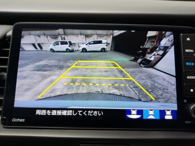 後方確認はオマカセのリアカメラ付です。雨天時や夜間のバック駐車時などで特に視界の安全確認に役立ちます。