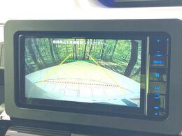 【バックカメラ】駐車時に後方がリアルタイム映像で確認できます。大型商業施設や立体駐車場での駐車時や、夜間のバック時に大活躍！運転スキルに関わらず、今や必須となった装備のひとつです！