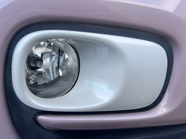 フロントフォグランプが装備されております♪夜の暗い道や雨天時など視界の悪い時に道を照らして視界を広げてくれるので装備されていると安心ですね♪