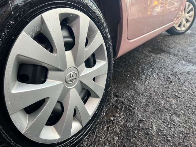 純正のホイールカバーは強度や耐久性に優れておりホイールを保護してくれます♪ボディーは背景が映り込む程艶やかでキレイな外装となっております♪