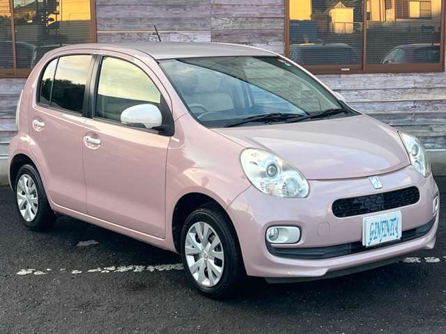 外装色は新色の サクラパールマイカ になります♪エンジンで、燃費27.6km/リットル（JC08モード燃費：カタログ値）♪低燃費で経済的♪どなたでも運転しやすい車両です♪