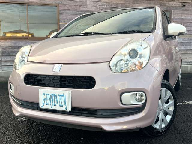 人気のコンパクト トヨタ パッソ 後期型 入庫致しました♪グレードは上級の プラスハナCパッケージ です♪後期型なので内外装のデザインが変更になりました♪車検は令和9年4月まで残っています♪