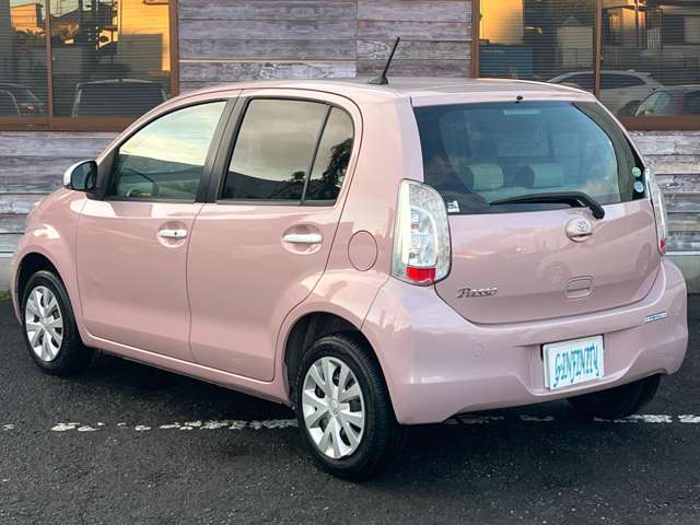 プラスハナなのでドアミラーとドアハンドルがホワイト塗装になっています♪テールランプは割れ等も無くクリアでとてもキレイな状態です♪ハッチも大きく荷物の積み込みもラクラクです♪