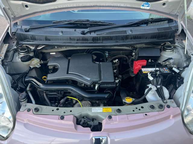 エンジンルームはクリーニング済みです♪エンジンは吹け上がりも良く変速もスムーズです♪タイミングチェーンですのでタイミングベルトのように10万km毎による交換などの心配も必要ございません♪