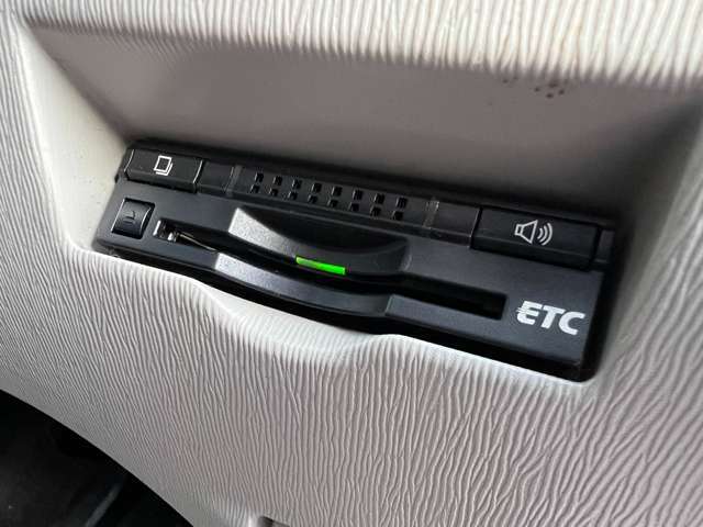 ビルトインETCが装備されております♪後付けのETCとは違いスッキリと収まっております♪ETCでないと受けられない恩恵もあり高速道路などの料金所もスムーズに通過出来るので便利です♪