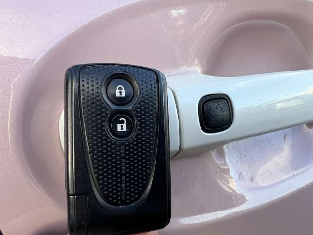スマートキーが装備されておりますのでカバンやポケットの中など持っていればドアのロックやアンロック、エンジンスタートなどが可能です♪
