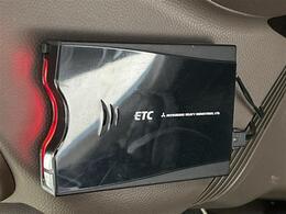 【ETC】有料道路を利用する際に料金所で停止することなく通過できる、ETC車載器（ノンストップ自動料金収受システム機器）が装備されています。セットアップを行うことで利用可能になります。