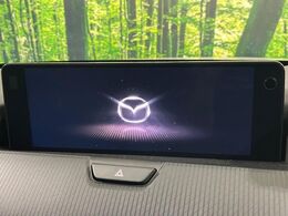 【12.3インチマツダコネクト】車内の雰囲気にマッチした大型ディスプレイ。スマホ接続でのナビ使用やBluetooth再生等、様々な機能が楽しめます。直感的なダイヤル操作が可能で、使い勝手も良好です。