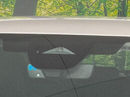 【スマートシティブレーキサポート】低速走行中に前方の車両等を認識し、衝突しそうな時は警報とブレーキで衝突回避と被害軽減をアシスト。より安全にドライブをお楽しみいただけます。