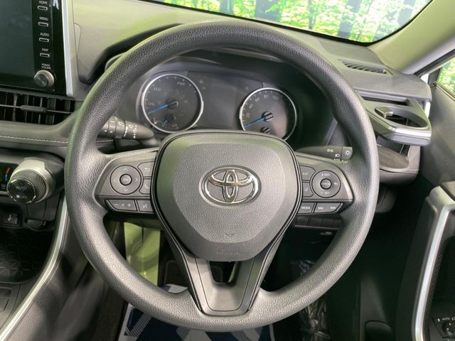 インテリアに合わせたデザインのステアリングは、運転される方のことも考え、運転しやすい形状、大きさです。是非一度、実際に触ってお確かめください。