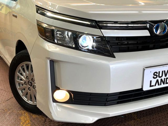 【LEDヘッドライト】悪天候や夜間走行時も良好な視界を確保し安心して運転できる高輝度LEDヘッドライトを装備！点灯速度が早く、消費電力も抑えられています。