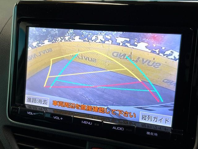 【バックカメラ】駐車時に後方がリアルタイム映像で確認できます。大型商業施設や立体駐車場での駐車時や、夜間のバック時に大活躍！運転スキルに関わらず、今や必須となった装備のひとつです！