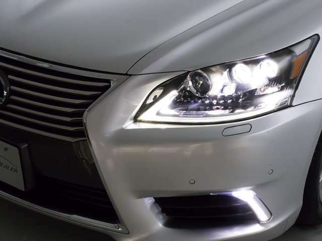 オプションの三眼LEDヘッドライト装着車両でございます！！