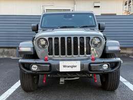 Jeepの象徴7スロットグリルがインパクトあります。フロントにも障害物センサーを標準装備しております。