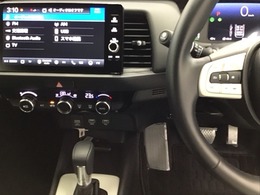 ホンダ純正メモリーナビ搭載なので、遠方へのドライブもお任せ下さい！ステアリング左手側にオーディオ関連のコントロールスイッチを配置しています。操作時は視線を逸らすことなく運転に集中できます