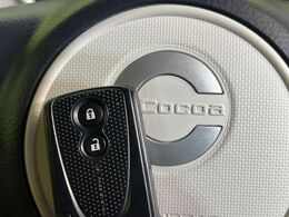 【キーフリーシステム】カバンやポケットに入れたままでもドアの施錠・解錠が可能なスマートキーを装備。エンジンのオン・オフ時もカギを取り出す必要が無いからとっても便利です♪