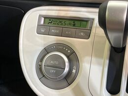 【オートエアコン】一度お好みの温度に設定すれば、車内の温度を検知し風量や温度を自動で調整。暑い…寒い…と何度もスイッチ操作をする必要はありません。快適な車内空間には必須の機能ですね♪