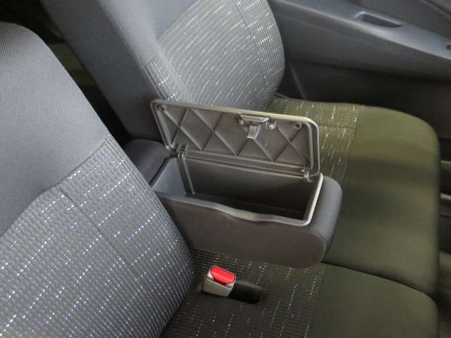 アームレストは小物入れとしても利用できます。