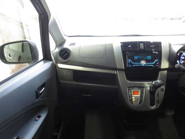 雨や雪等天候でクルマがちゃんと見れないかご心配の方も事前にご連絡頂ければ屋内でご覧いただく事も可能ですのでご来店の際はお気軽にご連絡ください。