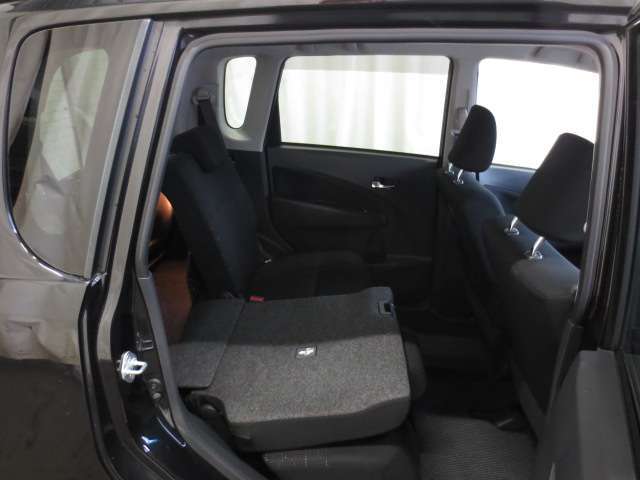 左右分割して背もたれを倒すことが出来ます。お荷物の量に応じて調整できてうれしいですね。