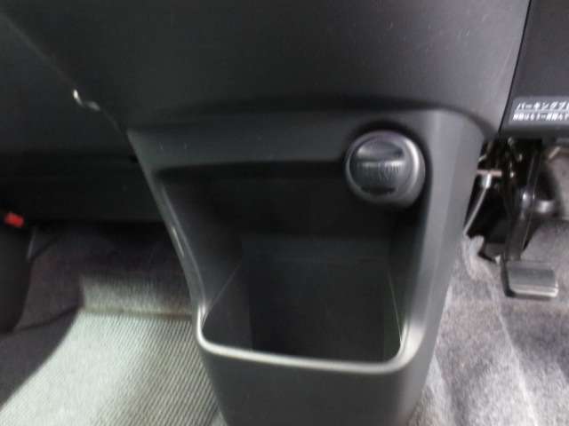 インパネ下部には小物入れ、アクセサリーソケットがあります。