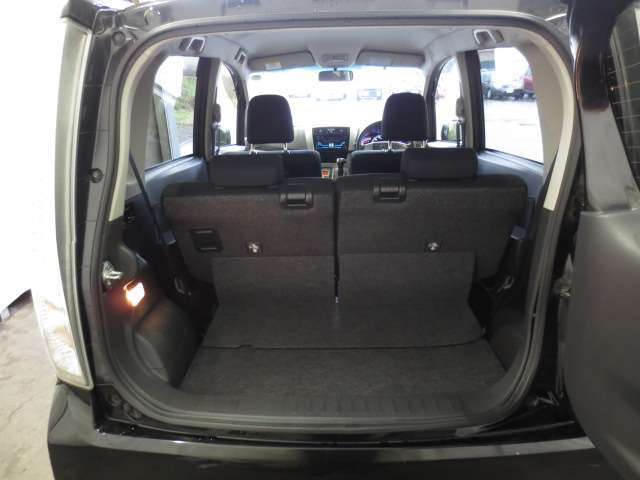 後部座席を前方へスライドさせると、四名乗車時でも荷室はけっこう広いです。