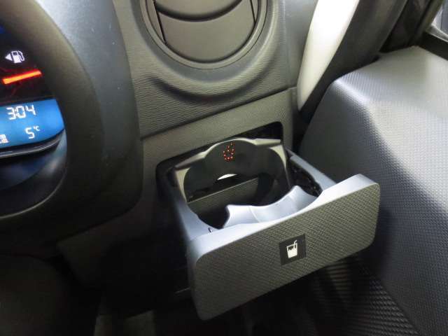 運転席・助手席共にドリンクホルダーあり。こだわりを感じるワンポイントイルミがかわい…こういうこだわり、好きです。