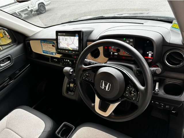 【インパネ全体】手が届きやすく、どなたでも運転しやすいです。シンプルで使いやすい設計になっています！