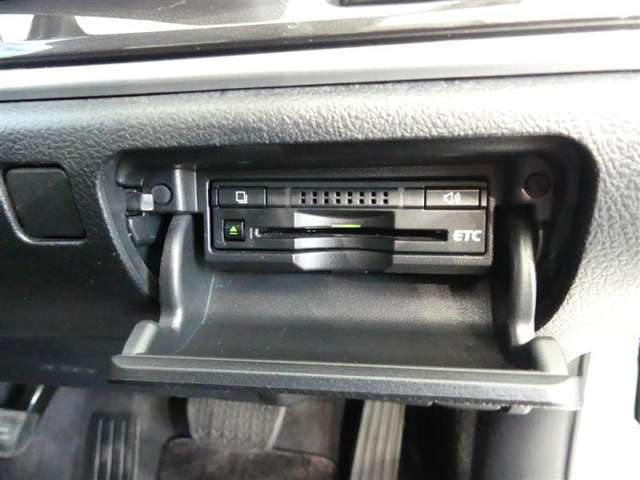 ビルトインタイプのETC車載機です。見た目もスマートで料金所通過もキャッシュレスです。