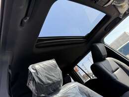 チルト＆スライド電動ムーンルーフ付きなので車内の開放感もあります。