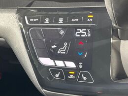【オートエアコン】一度お好みの温度に設定すれば、車内の温度を検知し風量や温度を自動で調整。暑い…寒い…と何度もスイッチ操作をする必要はありません。快適な車内空間には必須の機能ですね♪