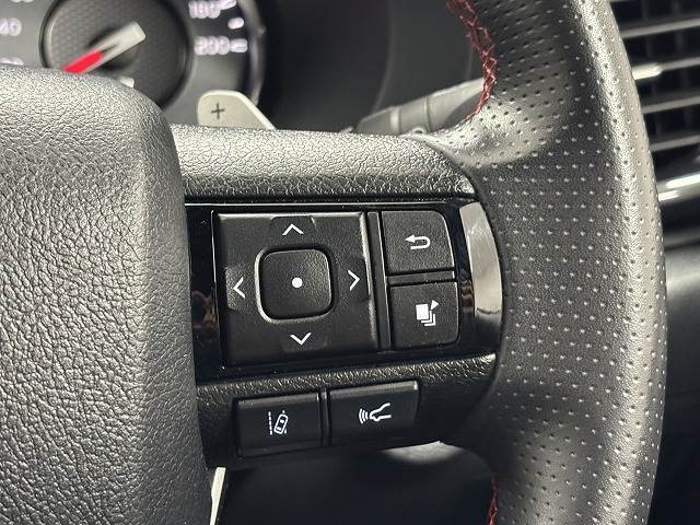レーンキープアシスト機能を装備。車線をはみ出すと警報をしてくれるシステム。また衝突軽減ブレーキも装着。