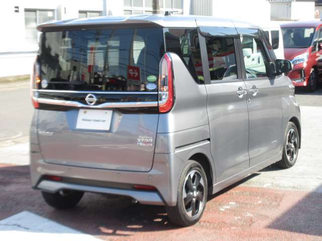 室内はハンドル周りからシート、床に至るまで、エンジンルームやボディももちろん隅々まで専門スタッフが一生懸命クリーニングし磨き上げています！綺麗なクルマで快適なドライブを！