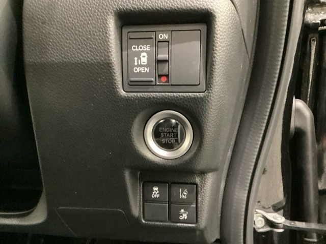 左側電動スライドドアは運転席から操作ができるよう、操作スイッチが付いています。Hondaセンシング用のVSA解除とレーンキープアシストシステムなどのメインスイッチも装備しています。