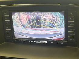 【バックカメラ】駐車時に後方がリアルタイム映像で確認できます。大型商業施設や立体駐車場での駐車時や、夜間のバック時に大活躍！運転スキルに関わらず、今や必須となった装備のひとつです！
