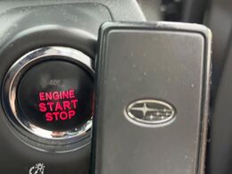 【アクセスキー＆プッシュスタート】カバンやポケットに入れたままでもドアの施錠・解錠が可能なスマートキーを装備。エンジンのオン・オフ時もカギを取り出す必要が無く、ボタンをプッシュするだけでOK♪