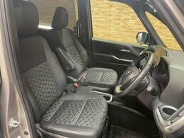 【ハーフレザーシート】ならではの高級感あふれる内装がこたわりのアイテム。見た目の高級感とより上質な座り心地をお楽しみください。