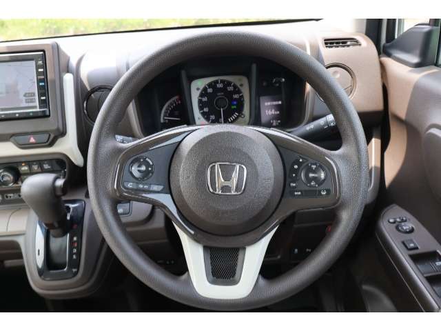 車内はブラウンとホワイトで落ち着いた雰囲気です(*^^*)