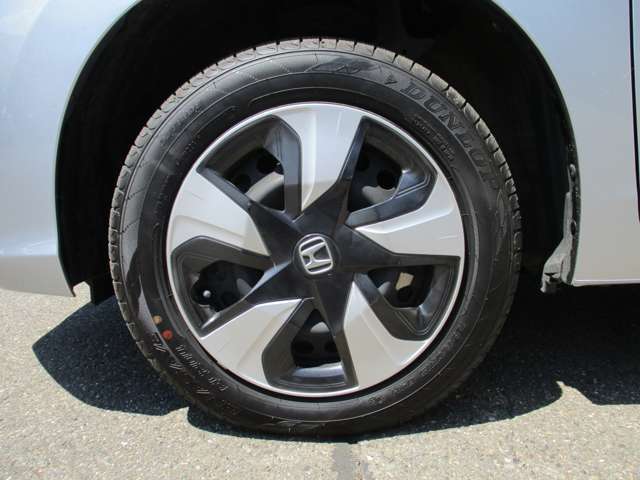 夏タイヤは純正鉄板ホイールと185/60R15の国産タイヤを装着