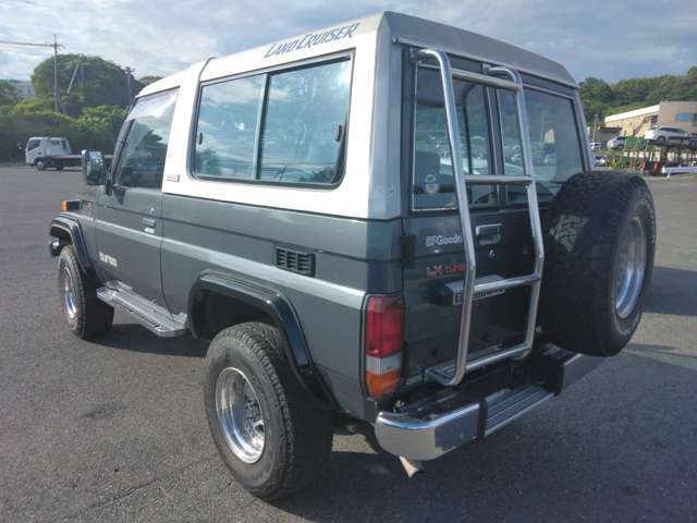 ランドクルーザー70バン！3ドア！ショート！グレードLX！FRPトップ！ディーゼルターボ！4WD！5MT！社外アルミ！ハシゴ付き！
