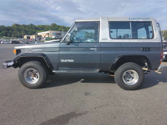 ランドクルーザー70バン！3ドア！ショート！グレードLX！FRPトップ！ディーゼルターボ！4WD！5MT！社外アルミ！