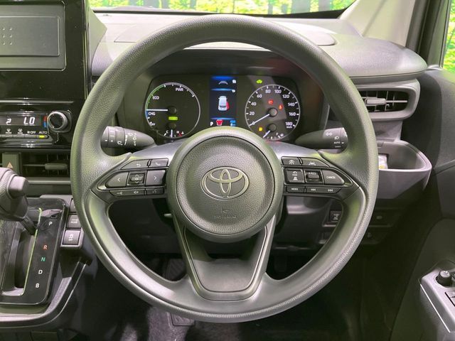 インテリアに合わせたデザインのステアリングは、運転される方のことも考え、運転しやすい形状、大きさです。是非一度、実際に触ってお確かめください。