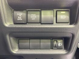 【パワースライドドア】スマートキーや運転席のスイッチでスライドドアの開閉が可能♪電動だから力を入れてドアを開ける必要が無く、小さいお子様でも、重い荷物を持っている時もラクに開け閉めできます♪
